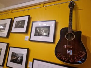 14 décembre 2023 – accrochage de la guitare de La Perle